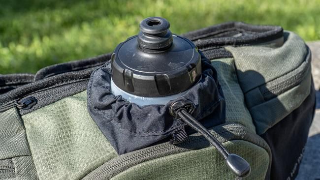Die Trinkflasche sitzt mittig im Hipbag.
