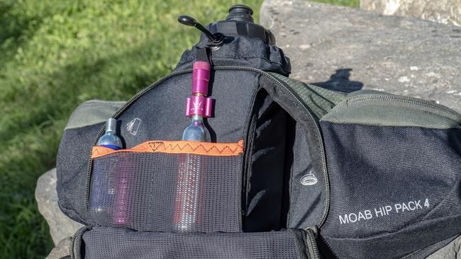 Rechts von der Flasche hat es eine Aussparung für einen Ersatzschlauch.