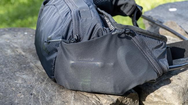 Leider herrscht zu viel Zug auf den seitlichen Reissverschlüssen, sodass man schlecht an das Innere rankommt.
