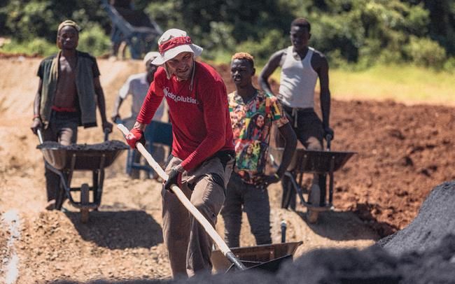 Gründer und Inhaber Claudio Caluori packt weiterhin mit an. Hier in Uganda.