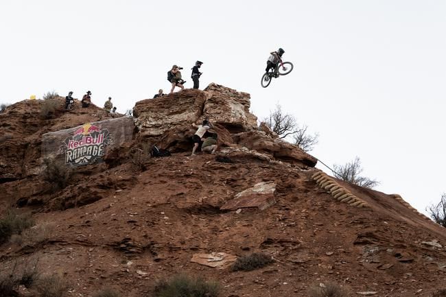 Vinny Armstrong fliegt auf Rang vier.