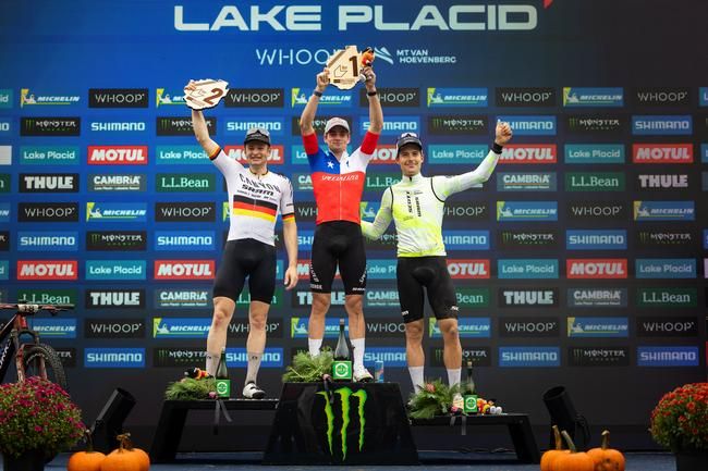 Das Short-Track-Podest der Männer v.l. Luca Schwarzbauer, Martin Vidaurre Kossmann & Filippo Colombo.