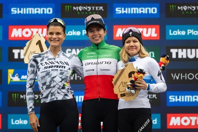 Das Short-Track-Podest der Frauen v.l. Jenny Rissveds, Martina Berta & Sina Frei.