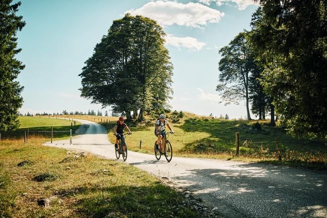 Mit den Fahrrädern auf dem Weg zum Creux du Van