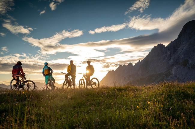 Sonnenaufgang mit Bikern auf der Grossen Scheidegg