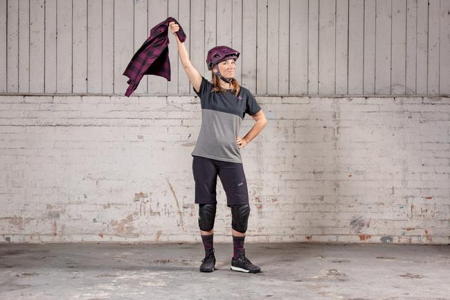 Carve Digger Shirt, Trigger AM Helm, Flow Tech Tee, Carve Hip-Hugger Shorts, arve Race Knee Guards, Doublette Socks