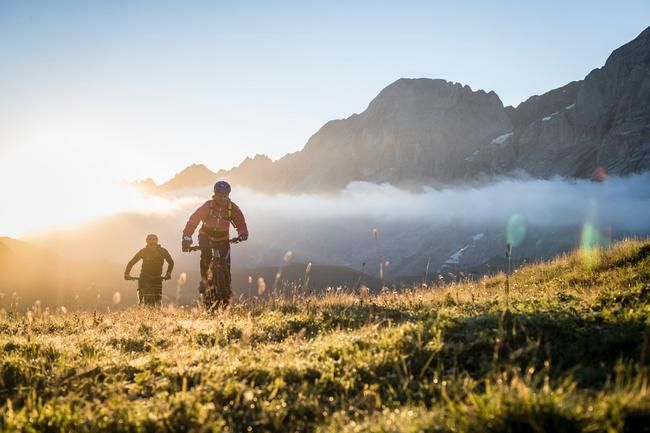 Biker im Sonnenaufgang auf der Grossen Scheidegg
