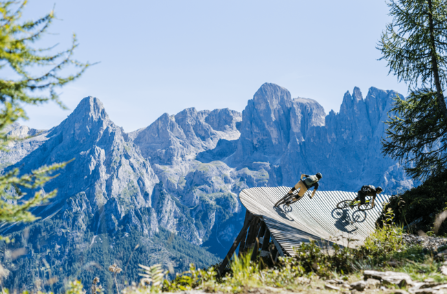 Bikeparks in der Natur und mit Ausblick auf die Dolomiten.