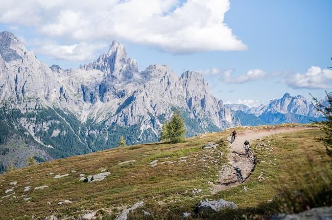 Wurzlige und steinige Panorama-Trails und Downhill-Strecken.