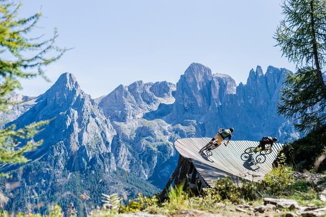Bikeparks in der Natur und mit Ausblick auf die Dolomiten.