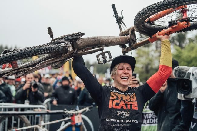 Nina Hoffmann gewinnt DH World Cup Fort William 2022