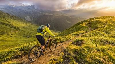 Auf den Trails von Disentis Sedrun ist genug Platz für Biker und Wanderer