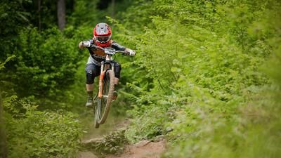 Morgane Charre fliegt zum Enduro Weltcup Sieg in Pietra Ligure.