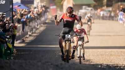 Jordan Sarrous jubelt nach seinem beeindruckenden Sprintsieg gegen Nino Schurter.