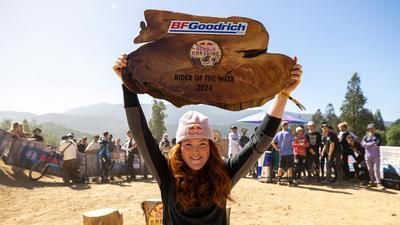 Gracey Hemstreet wird als erste weibliche Hardline-Bezwingerin als Rider of the Week geehrt.