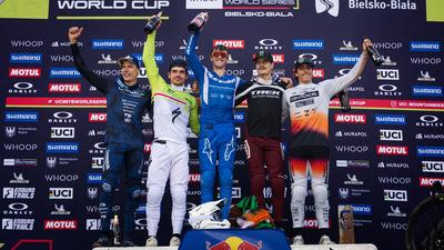 Podium Männer mit Benoit Coulanges, Loic Bruni, Ronan Dunne, Loris Vergier & Amaury Pierron.