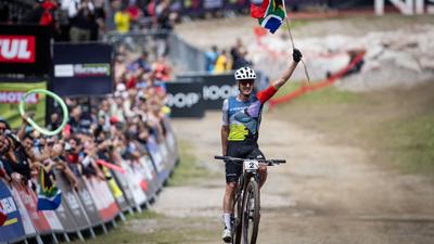 Alan Hatherly feiert seinen ersten Weltcup-Sieg im Cross Country.