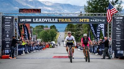 Keegan Swenson holt sich den Leadville-Sieg im Sprint.