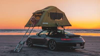 Porsche mit Dachzelt