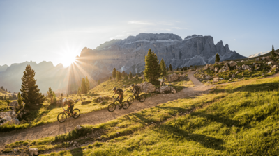 Mit dem Bike in den Sonnenuntergang, durch die Bergwelt der Dolomiten.