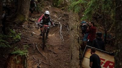 Anita Gehrig wird 7. am EWS in Whistler 2019