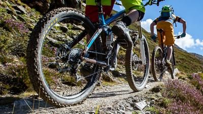 Mountainbike Reifen auf dem Weg auf Pischa
