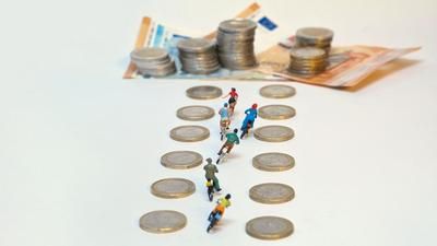 Fahrradfahrer mit Geld
