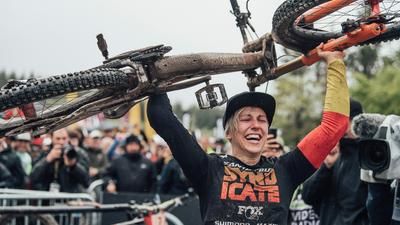 Nina Hoffmann gewinnt DH World Cup Fort William 2022