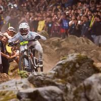 Enduro kann durchaus für Spektakel sorgen, wie bei der Night Stage am Weltcup in La Thuile.